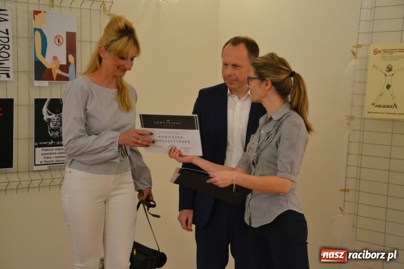 Zdjęcie w galerii na portalu naszraciborz.pl: Absurd - trzynastego w piątek, czyli wernisaż wystawy na Zamku Piastowskim wiadomości z regionu