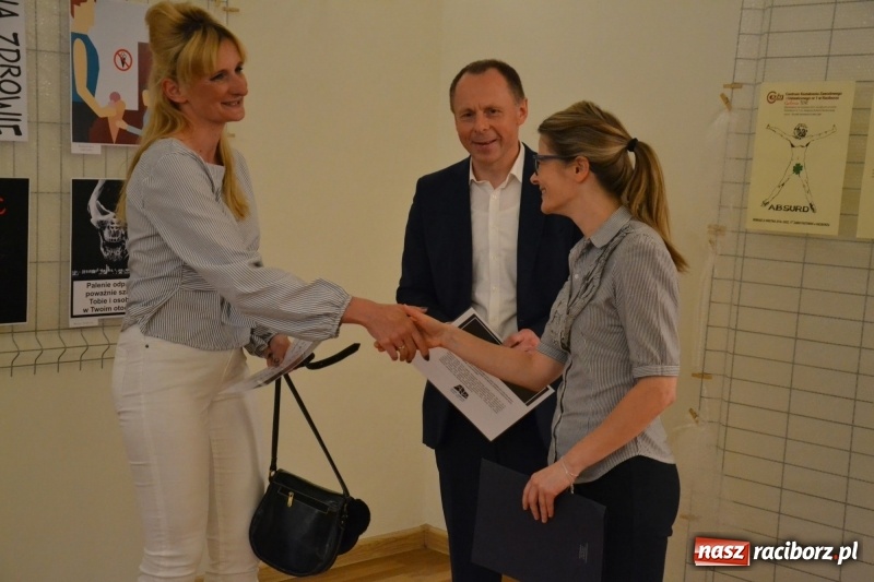 Zdjęcie w galerii na portalu naszraciborz.pl: Absurd - trzynastego w piątek, czyli wernisaż wystawy na Zamku Piastowskim wiadomości z regionu