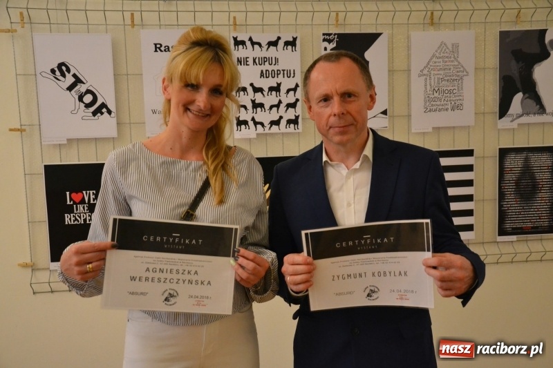 Zdjęcie w galerii na portalu naszraciborz.pl: Absurd - trzynastego w piątek, czyli wernisaż wystawy na Zamku Piastowskim wiadomości z regionu