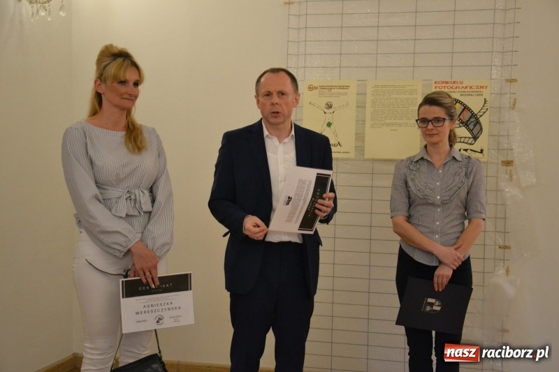 Zdjęcie w galerii na portalu naszraciborz.pl: Absurd - trzynastego w piątek, czyli wernisaż wystawy na Zamku Piastowskim wiadomości z regionu