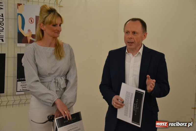 Zdjęcie w galerii na portalu naszraciborz.pl: Absurd - trzynastego w piątek, czyli wernisaż wystawy na Zamku Piastowskim wiadomości z regionu