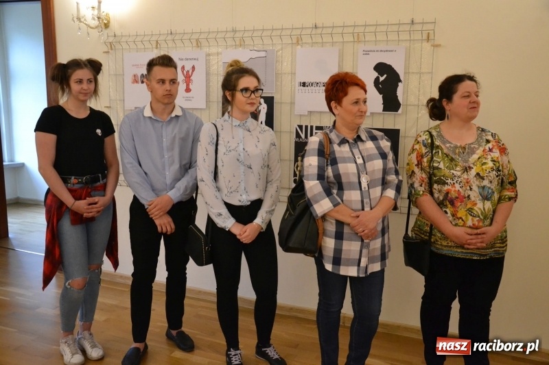 Zdjęcie w galerii na portalu naszraciborz.pl: Absurd - trzynastego w piątek, czyli wernisaż wystawy na Zamku Piastowskim wiadomości z regionu