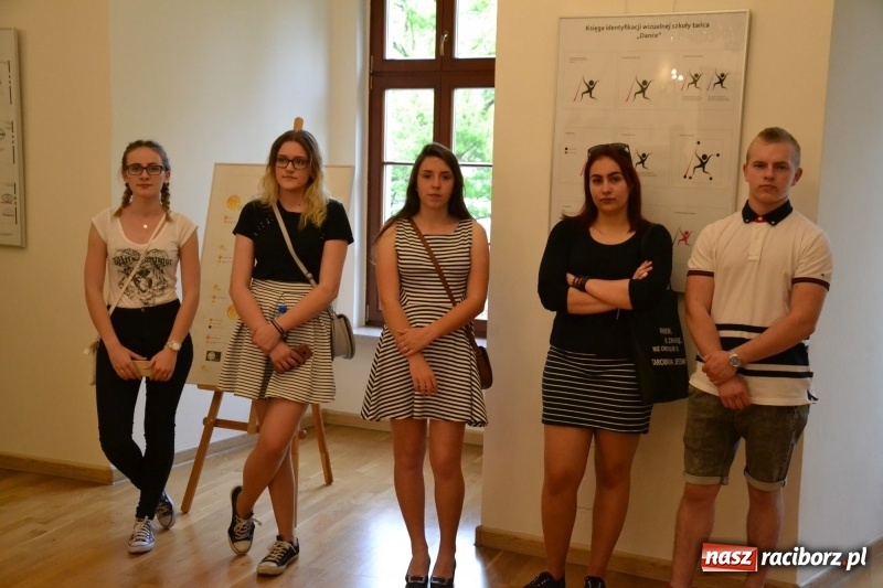 Zdjęcie w galerii na portalu naszraciborz.pl: Absurd - trzynastego w piątek, czyli wernisaż wystawy na Zamku Piastowskim wiadomości z regionu