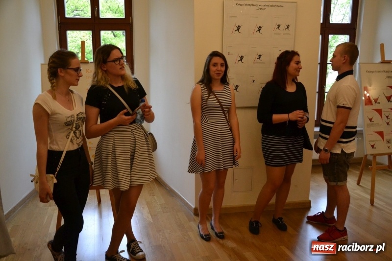 Zdjęcie w galerii na portalu naszraciborz.pl: Absurd - trzynastego w piątek, czyli wernisaż wystawy na Zamku Piastowskim wiadomości z regionu