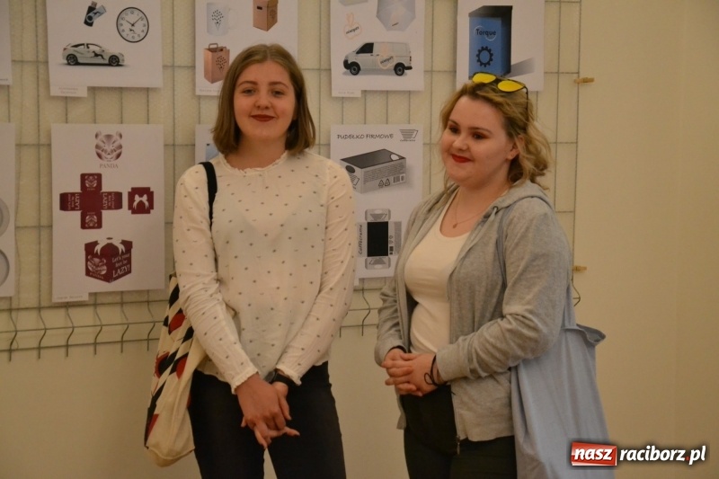 Zdjęcie w galerii na portalu naszraciborz.pl: Absurd - trzynastego w piątek, czyli wernisaż wystawy na Zamku Piastowskim wiadomości z regionu