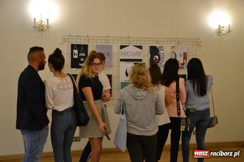 Zdjęcie w galerii na portalu naszraciborz.pl: Absurd - trzynastego w piątek, czyli wernisaż wystawy na Zamku Piastowskim wiadomości z regionu