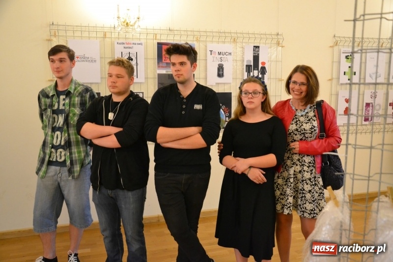 Zdjęcie w galerii na portalu naszraciborz.pl: Absurd - trzynastego w piątek, czyli wernisaż wystawy na Zamku Piastowskim wiadomości z regionu