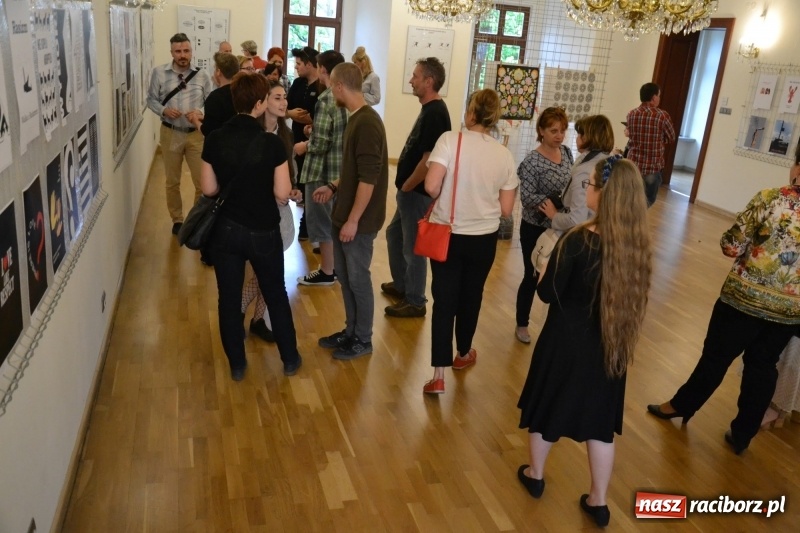 Zdjęcie w galerii na portalu naszraciborz.pl: Absurd - trzynastego w piątek, czyli wernisaż wystawy na Zamku Piastowskim wiadomości z regionu
