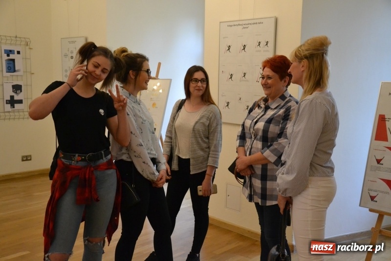 Zdjęcie w galerii na portalu naszraciborz.pl: Absurd - trzynastego w piątek, czyli wernisaż wystawy na Zamku Piastowskim wiadomości z regionu