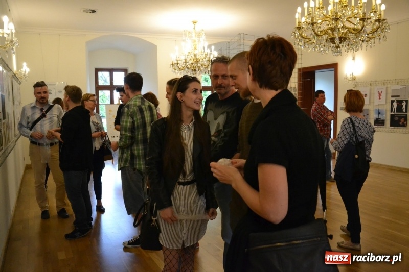 Zdjęcie w galerii na portalu naszraciborz.pl: Absurd - trzynastego w piątek, czyli wernisaż wystawy na Zamku Piastowskim wiadomości z regionu