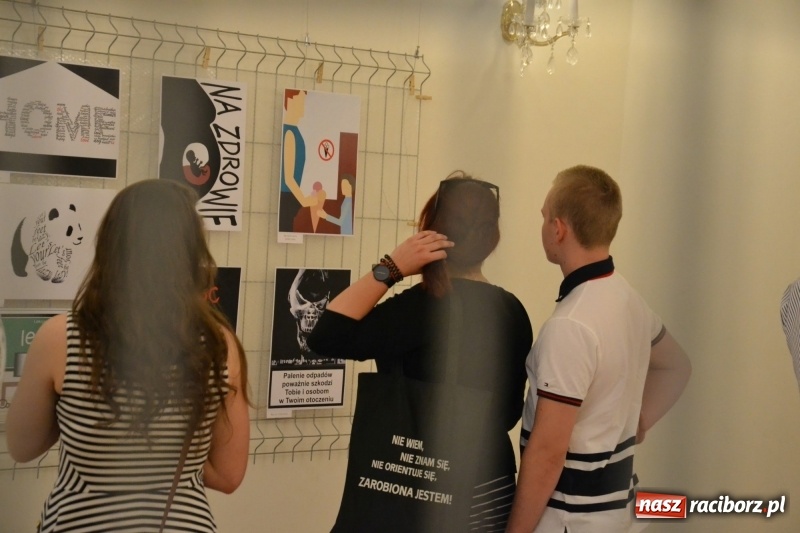 Zdjęcie w galerii na portalu naszraciborz.pl: Absurd - trzynastego w piątek, czyli wernisaż wystawy na Zamku Piastowskim wiadomości z regionu