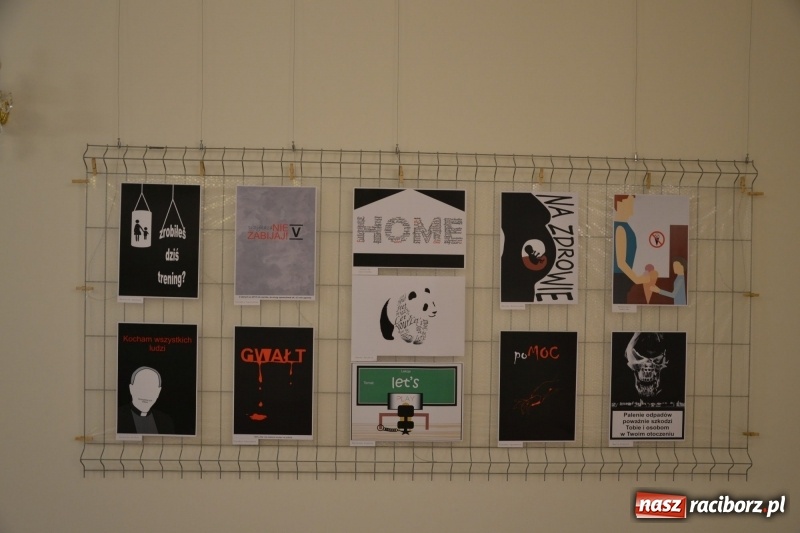 Zdjęcie w galerii na portalu naszraciborz.pl: Absurd - trzynastego w piątek, czyli wernisaż wystawy na Zamku Piastowskim wiadomości z regionu