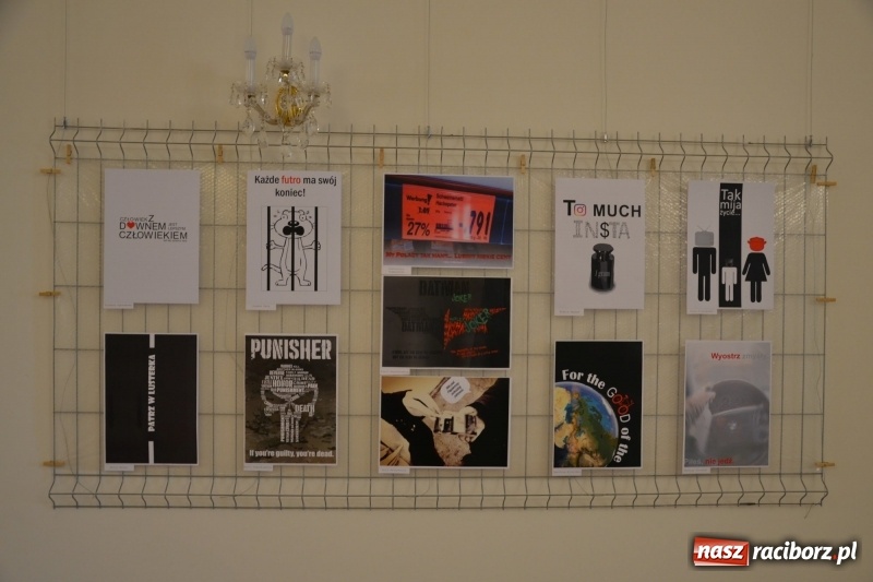 Zdjęcie w galerii na portalu naszraciborz.pl: Absurd - trzynastego w piątek, czyli wernisaż wystawy na Zamku Piastowskim wiadomości z regionu