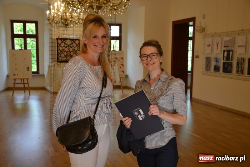 Zdjęcie w galerii na portalu naszraciborz.pl: Absurd - trzynastego w piątek, czyli wernisaż wystawy na Zamku Piastowskim wiadomości z regionu