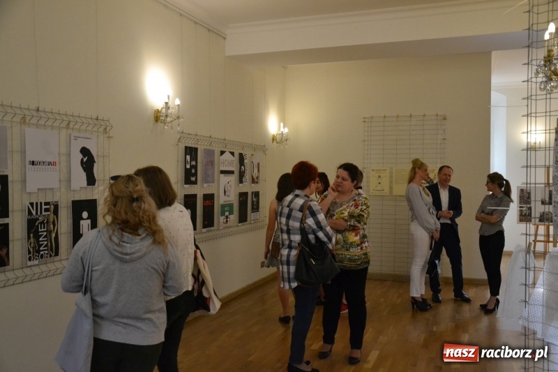 Zdjęcie w galerii na portalu naszraciborz.pl: Absurd - trzynastego w piątek, czyli wernisaż wystawy na Zamku Piastowskim wiadomości z regionu