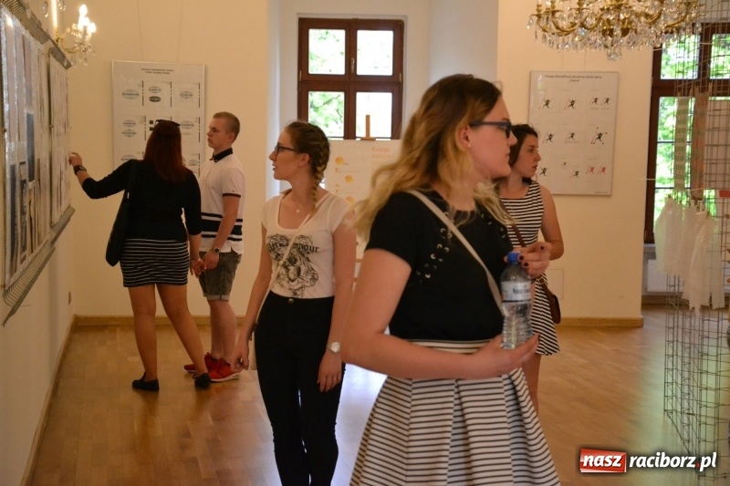 Zdjęcie w galerii na portalu naszraciborz.pl: Absurd - trzynastego w piątek, czyli wernisaż wystawy na Zamku Piastowskim wiadomości z regionu