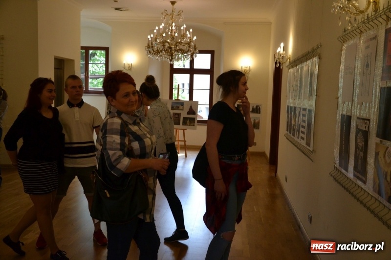 Zdjęcie w galerii na portalu naszraciborz.pl: Absurd - trzynastego w piątek, czyli wernisaż wystawy na Zamku Piastowskim wiadomości z regionu