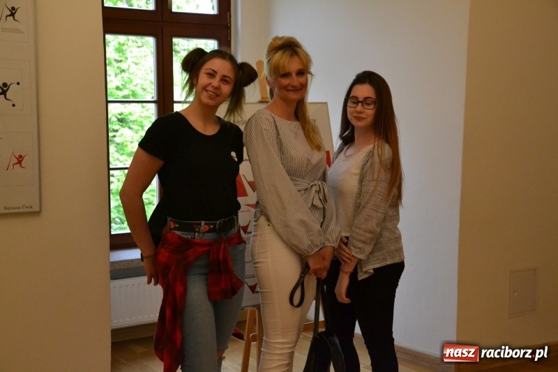 Zdjęcie w galerii na portalu naszraciborz.pl: Absurd - trzynastego w piątek, czyli wernisaż wystawy na Zamku Piastowskim wiadomości z regionu