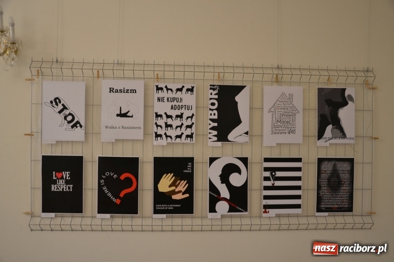 Zdjęcie w galerii na portalu naszraciborz.pl: Absurd - trzynastego w piątek, czyli wernisaż wystawy na Zamku Piastowskim wiadomości z regionu