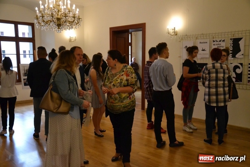 Zdjęcie w galerii na portalu naszraciborz.pl: Absurd - trzynastego w piątek, czyli wernisaż wystawy na Zamku Piastowskim wiadomości z regionu