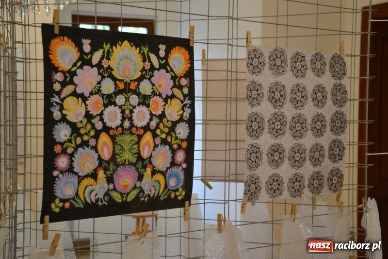 Zdjęcie w galerii na portalu naszraciborz.pl: Absurd - trzynastego w piątek, czyli wernisaż wystawy na Zamku Piastowskim wiadomości z regionu