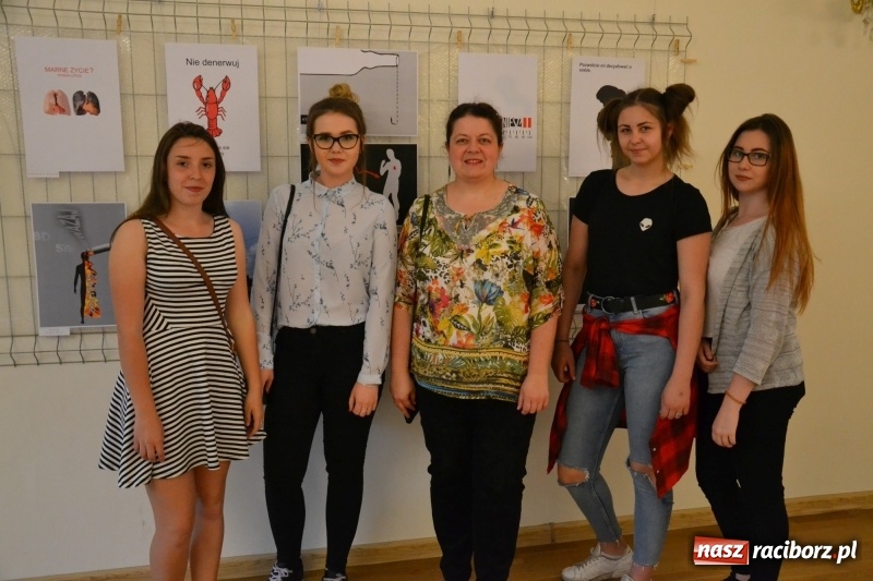 Zdjęcie w galerii na portalu naszraciborz.pl: Absurd - trzynastego w piątek, czyli wernisaż wystawy na Zamku Piastowskim wiadomości z regionu