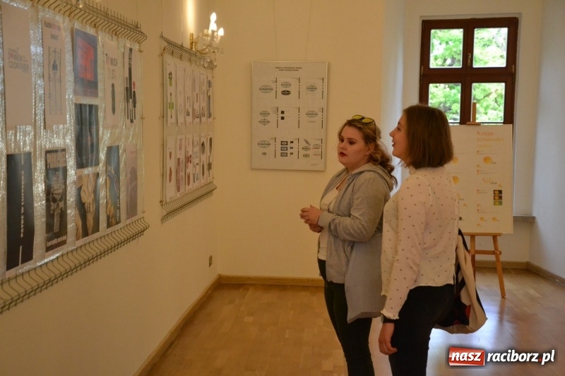 Zdjęcie w galerii na portalu naszraciborz.pl: Absurd - trzynastego w piątek, czyli wernisaż wystawy na Zamku Piastowskim wiadomości z regionu