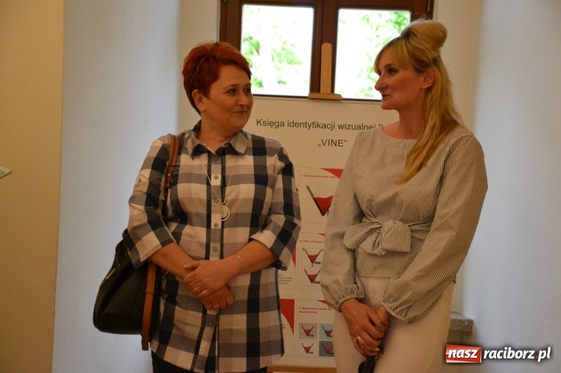 Zdjęcie w galerii na portalu naszraciborz.pl: Absurd - trzynastego w piątek, czyli wernisaż wystawy na Zamku Piastowskim wiadomości z regionu