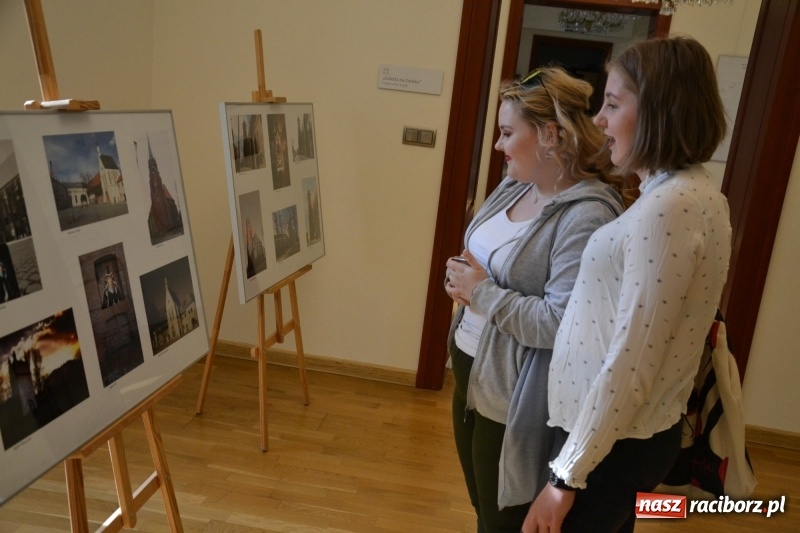 Zdjęcie w galerii na portalu naszraciborz.pl: Absurd - trzynastego w piątek, czyli wernisaż wystawy na Zamku Piastowskim wiadomości z regionu