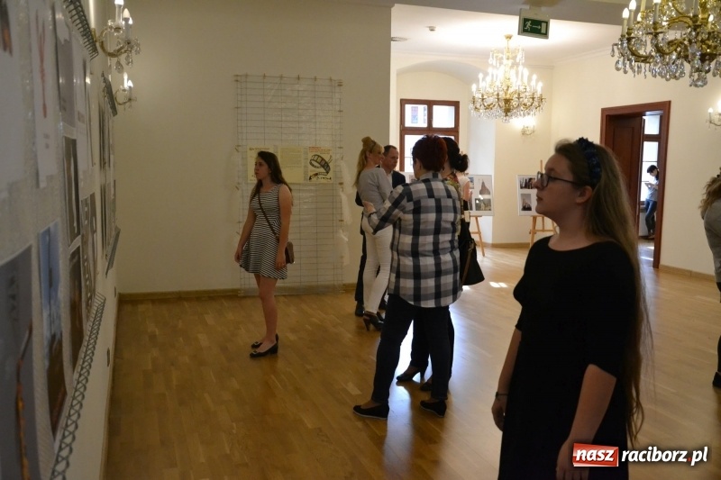 Zdjęcie w galerii na portalu naszraciborz.pl: Absurd - trzynastego w piątek, czyli wernisaż wystawy na Zamku Piastowskim wiadomości z regionu