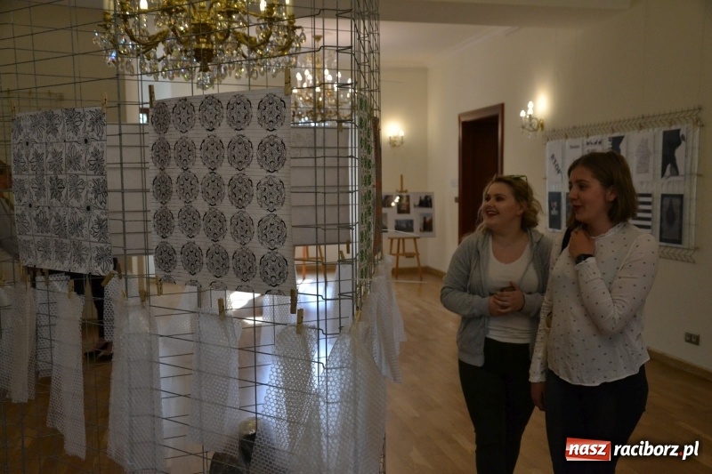 Zdjęcie w galerii na portalu naszraciborz.pl: Absurd - trzynastego w piątek, czyli wernisaż wystawy na Zamku Piastowskim wiadomości z regionu