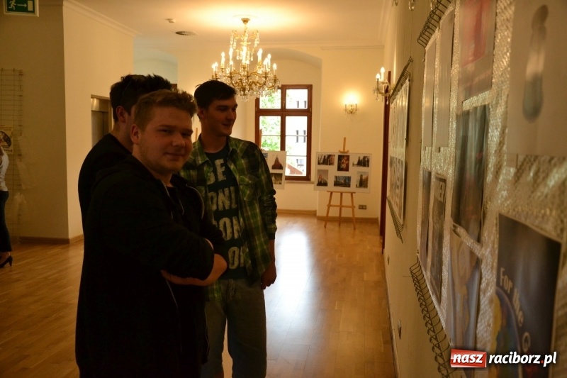 Zdjęcie w galerii na portalu naszraciborz.pl: Absurd - trzynastego w piątek, czyli wernisaż wystawy na Zamku Piastowskim wiadomości z regionu