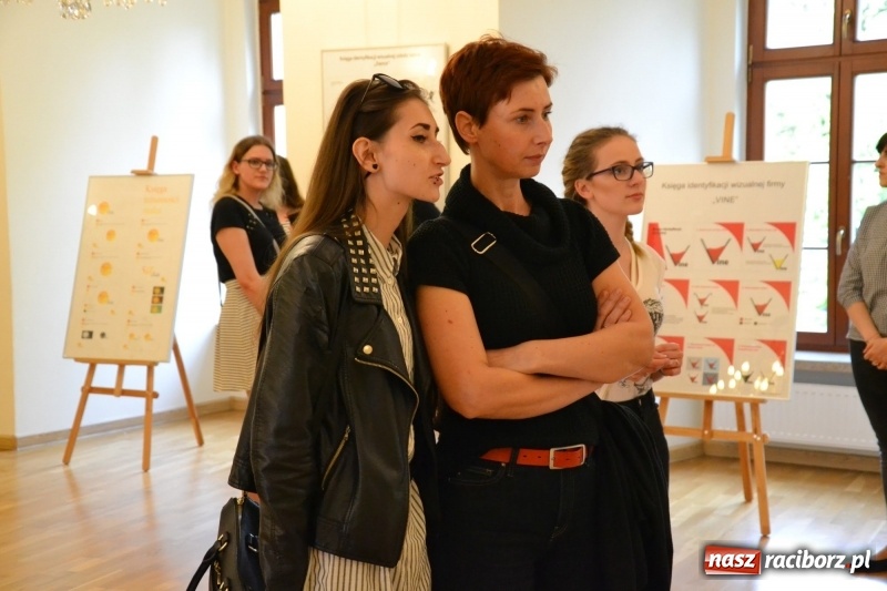 Zdjęcie w galerii na portalu naszraciborz.pl: Absurd - trzynastego w piątek, czyli wernisaż wystawy na Zamku Piastowskim wiadomości z regionu