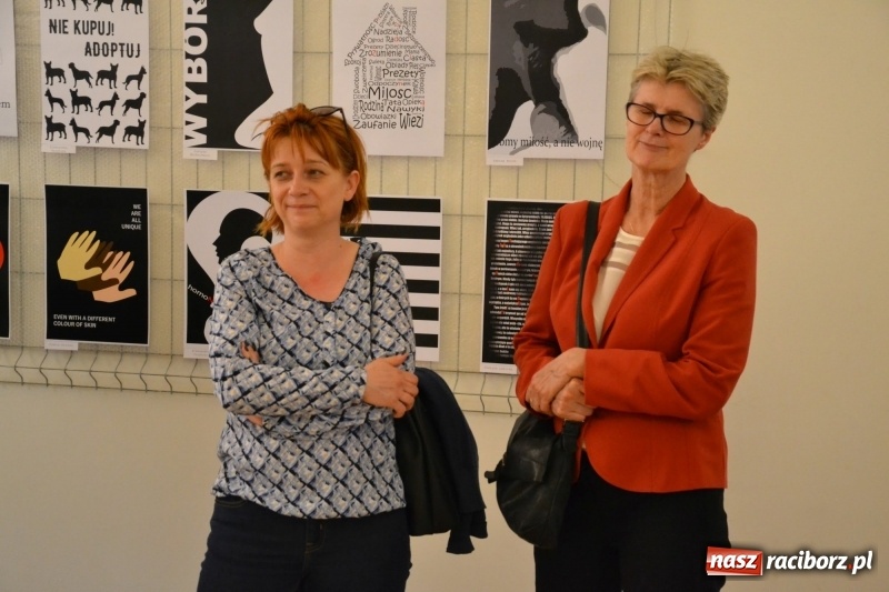 Zdjęcie w galerii na portalu naszraciborz.pl: Absurd - trzynastego w piątek, czyli wernisaż wystawy na Zamku Piastowskim wiadomości z regionu