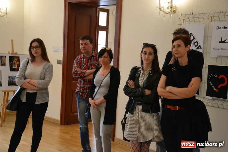 Zdjęcie w galerii na portalu naszraciborz.pl: Absurd - trzynastego w piątek, czyli wernisaż wystawy na Zamku Piastowskim wiadomości z regionu