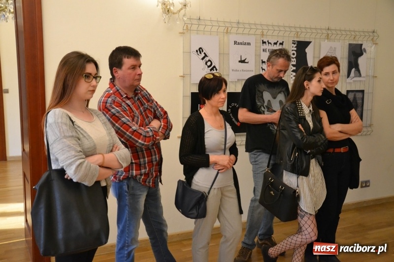 Zdjęcie w galerii na portalu naszraciborz.pl: Absurd - trzynastego w piątek, czyli wernisaż wystawy na Zamku Piastowskim wiadomości z regionu