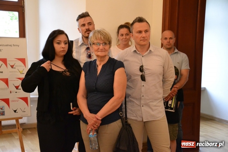 Zdjęcie w galerii na portalu naszraciborz.pl: Absurd - trzynastego w piątek, czyli wernisaż wystawy na Zamku Piastowskim wiadomości z regionu