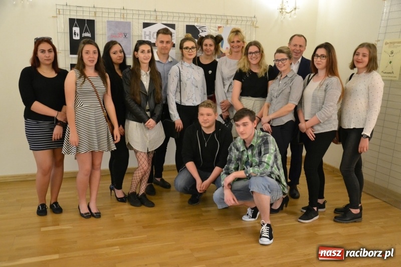 Zdjęcie w galerii na portalu naszraciborz.pl: Absurd - trzynastego w piątek, czyli wernisaż wystawy na Zamku Piastowskim wiadomości z regionu