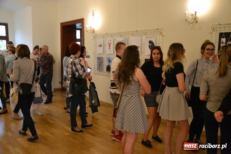 Zdjęcie w galerii na portalu naszraciborz.pl: Absurd - trzynastego w piątek, czyli wernisaż wystawy na Zamku Piastowskim wiadomości z regionu