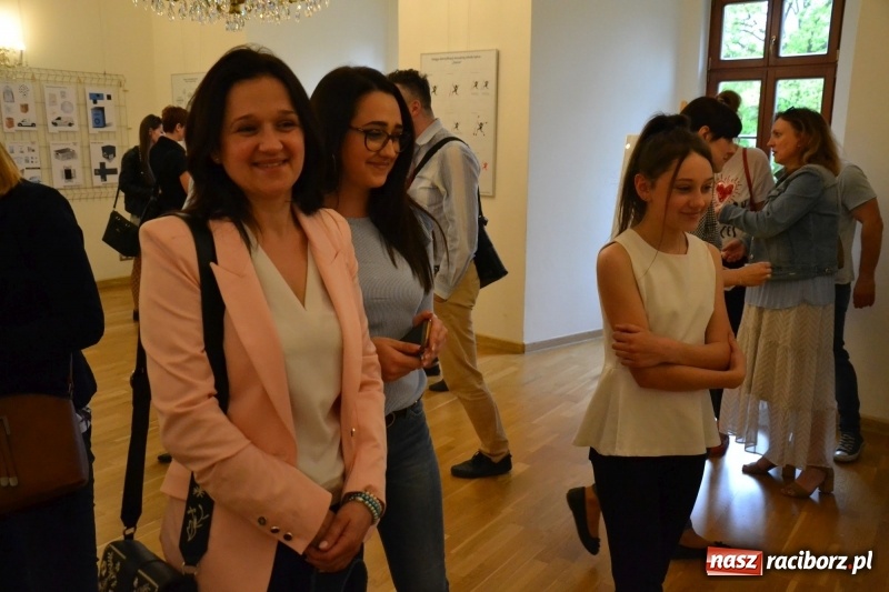 Zdjęcie w galerii na portalu naszraciborz.pl: Absurd - trzynastego w piątek, czyli wernisaż wystawy na Zamku Piastowskim wiadomości z regionu