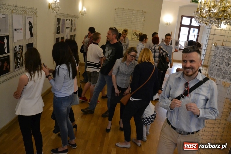 Zdjęcie w galerii na portalu naszraciborz.pl: Absurd - trzynastego w piątek, czyli wernisaż wystawy na Zamku Piastowskim wiadomości z regionu