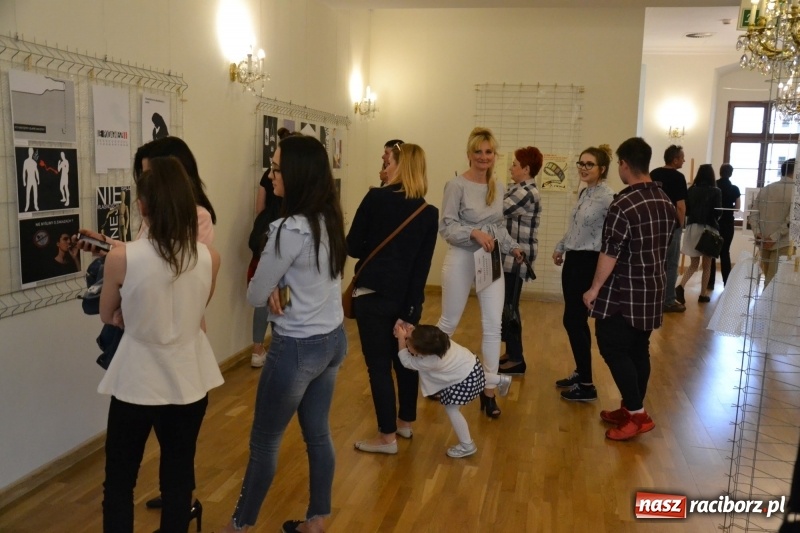 Zdjęcie w galerii na portalu naszraciborz.pl: Absurd - trzynastego w piątek, czyli wernisaż wystawy na Zamku Piastowskim wiadomości z regionu