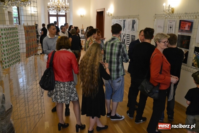 Zdjęcie w galerii na portalu naszraciborz.pl: Absurd - trzynastego w piątek, czyli wernisaż wystawy na Zamku Piastowskim wiadomości z regionu