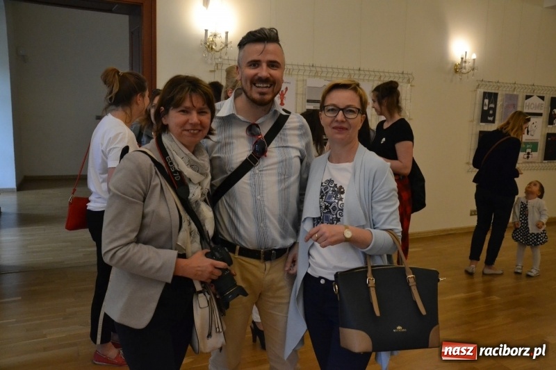 Zdjęcie w galerii na portalu naszraciborz.pl: Absurd - trzynastego w piątek, czyli wernisaż wystawy na Zamku Piastowskim wiadomości z regionu