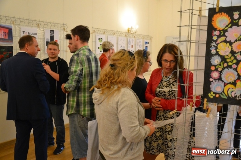 Zdjęcie w galerii na portalu naszraciborz.pl: Absurd - trzynastego w piątek, czyli wernisaż wystawy na Zamku Piastowskim wiadomości z regionu