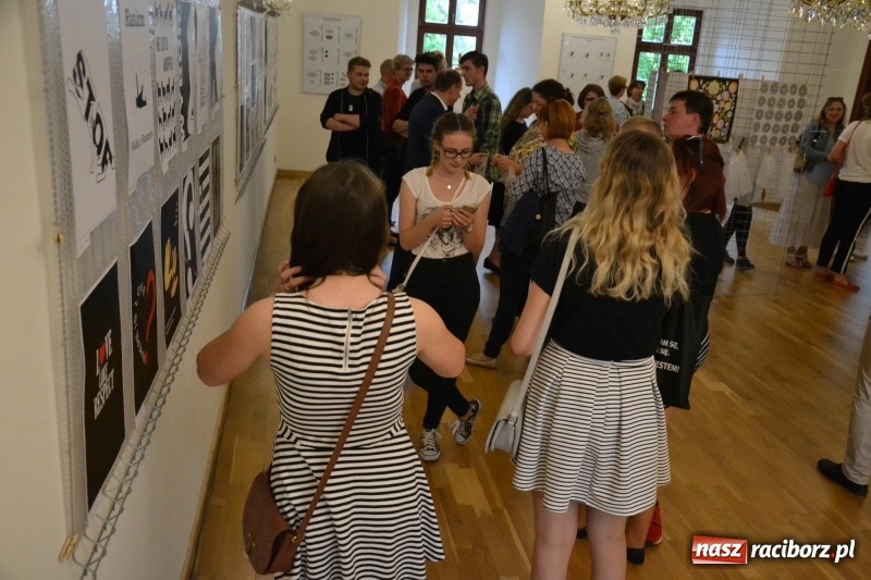 Zdjęcie w galerii na portalu naszraciborz.pl: Absurd - trzynastego w piątek, czyli wernisaż wystawy na Zamku Piastowskim wiadomości z regionu
