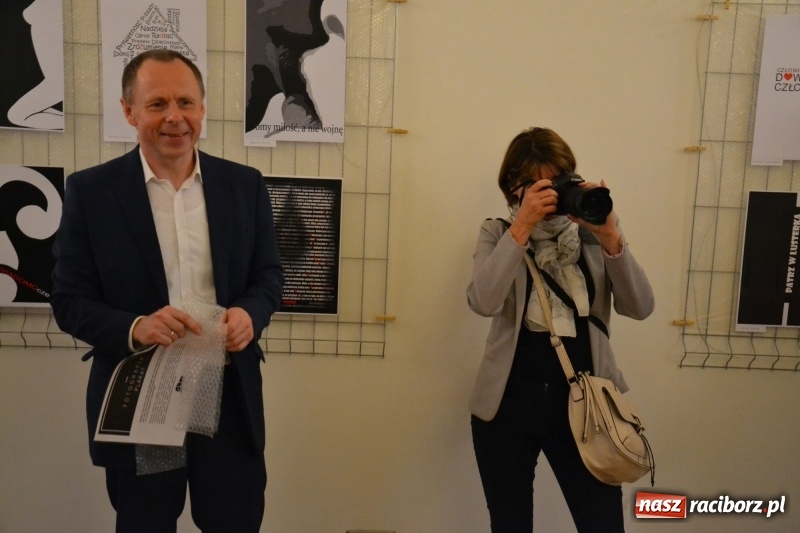 Zdjęcie w galerii na portalu naszraciborz.pl: Absurd - trzynastego w piątek, czyli wernisaż wystawy na Zamku Piastowskim wiadomości z regionu