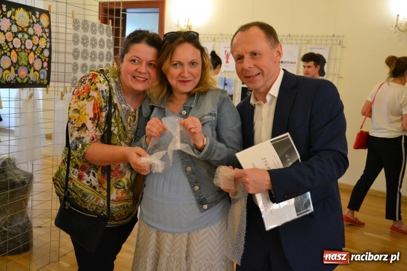 Zdjęcie w galerii na portalu naszraciborz.pl: Absurd - trzynastego w piątek, czyli wernisaż wystawy na Zamku Piastowskim wiadomości z regionu