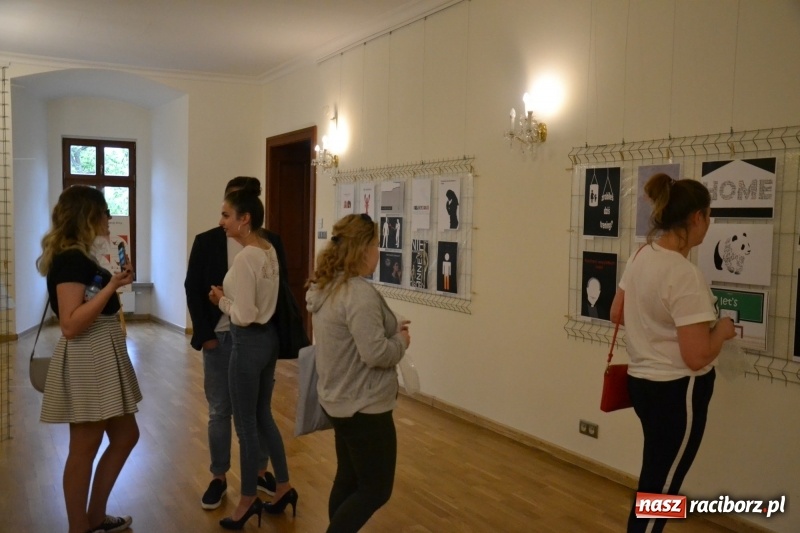 Zdjęcie w galerii na portalu naszraciborz.pl: Absurd - trzynastego w piątek, czyli wernisaż wystawy na Zamku Piastowskim wiadomości z regionu