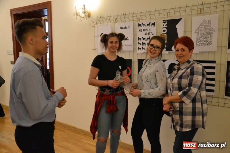 Zdjęcie w galerii na portalu naszraciborz.pl: Absurd - trzynastego w piątek, czyli wernisaż wystawy na Zamku Piastowskim wiadomości z regionu